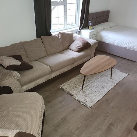Appartamento Flat With Work Station, Monitor, Smart Tv & Netflix Londra Esterno foto