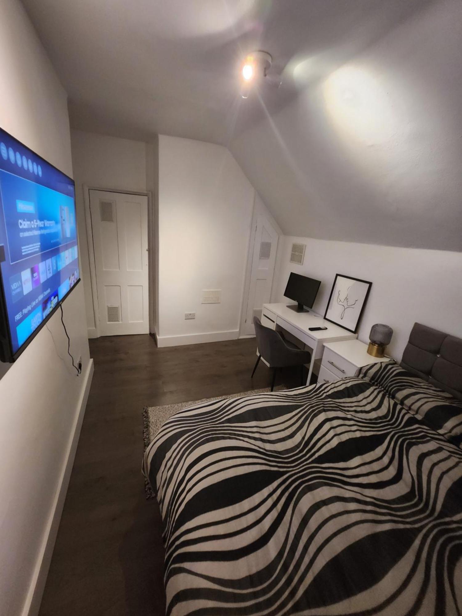 Appartamento Flat With Work Station, Monitor, Smart Tv & Netflix Londra Esterno foto