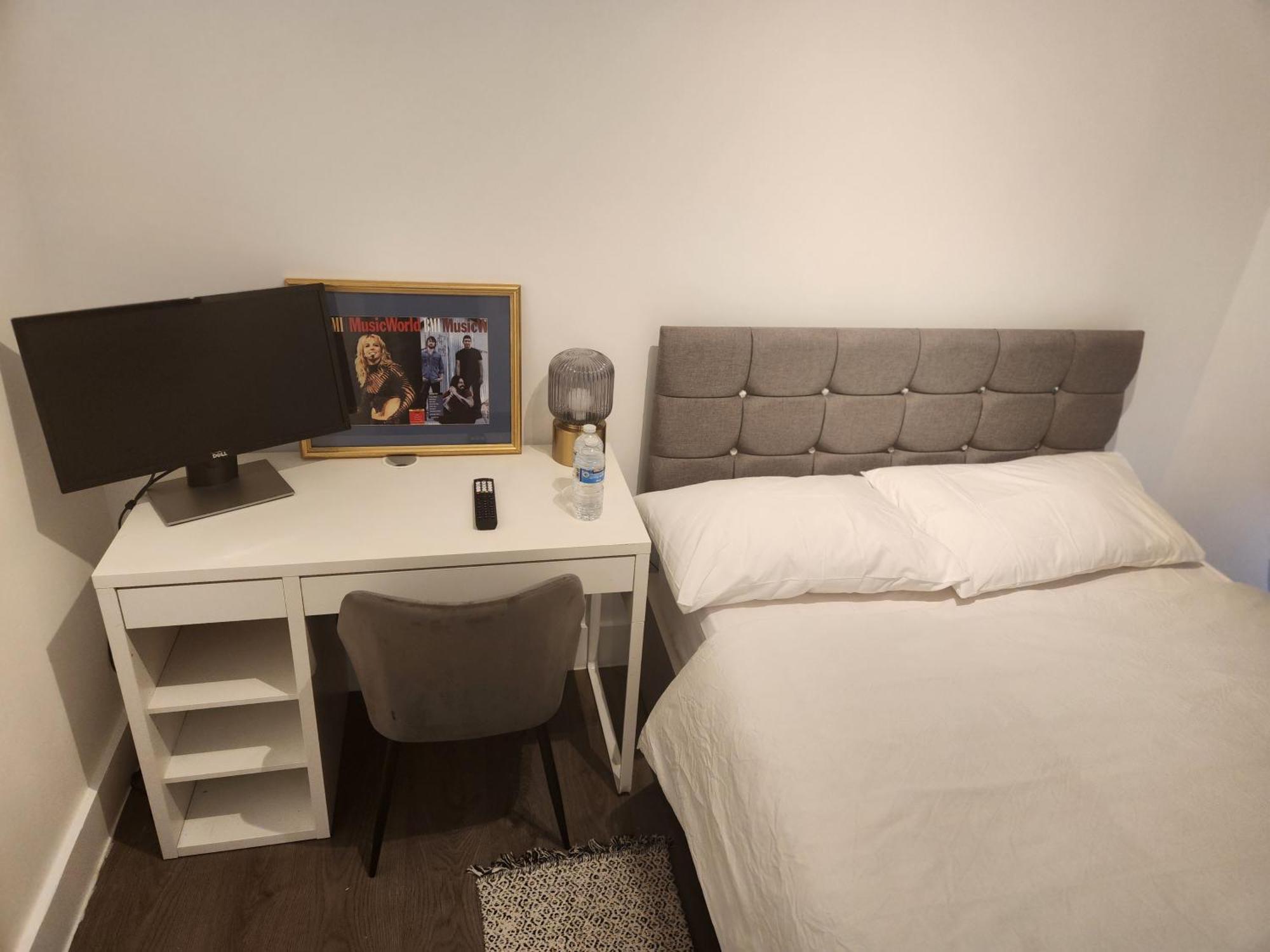 Appartamento Flat With Work Station, Monitor, Smart Tv & Netflix Londra Esterno foto