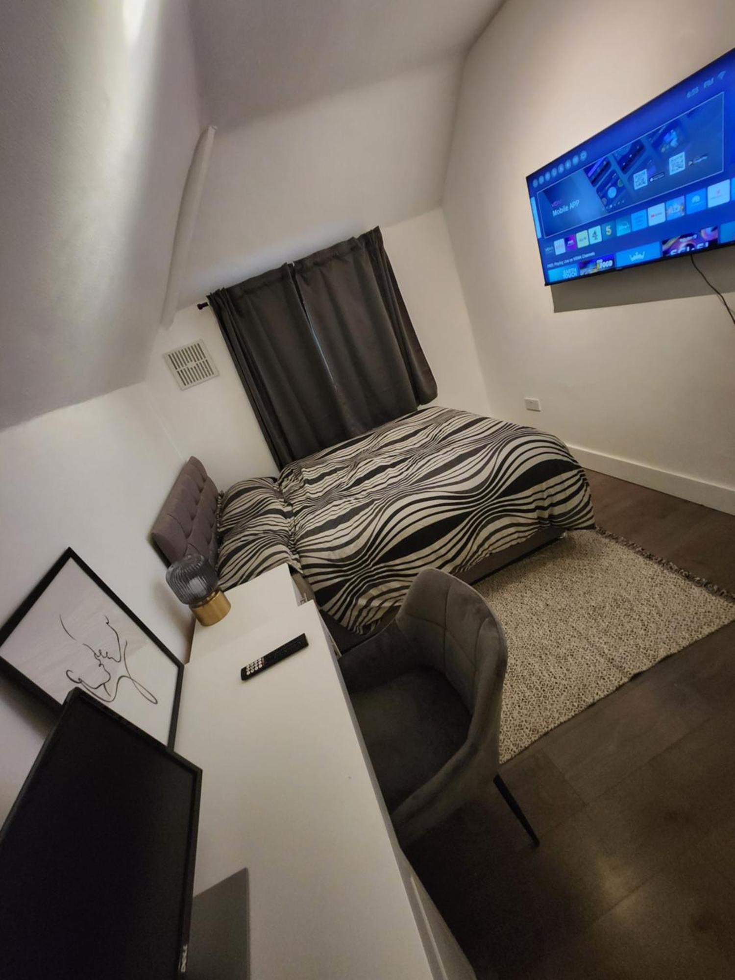 Appartamento Flat With Work Station, Monitor, Smart Tv & Netflix Londra Esterno foto