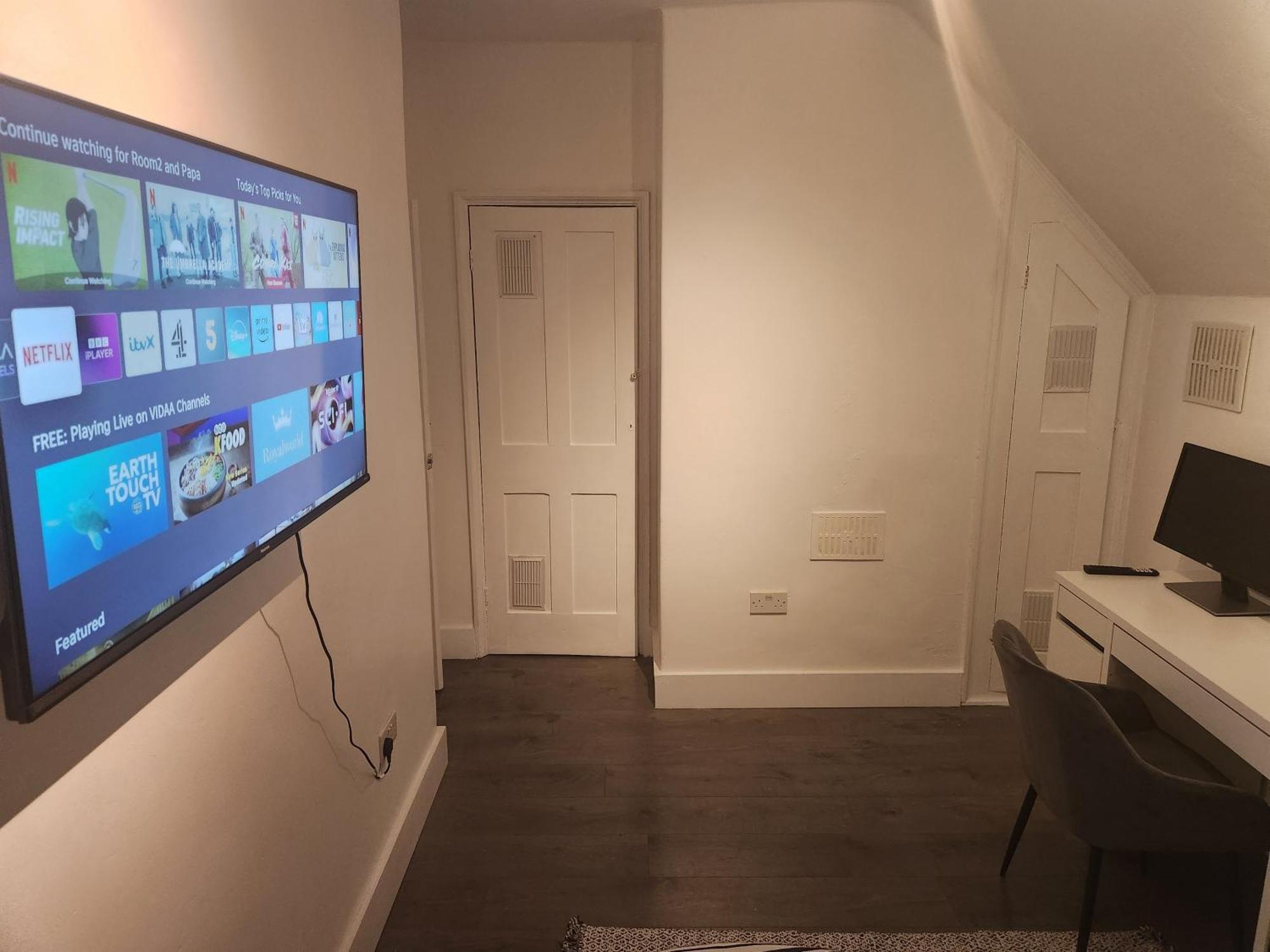 Appartamento Flat With Work Station, Monitor, Smart Tv & Netflix Londra Esterno foto