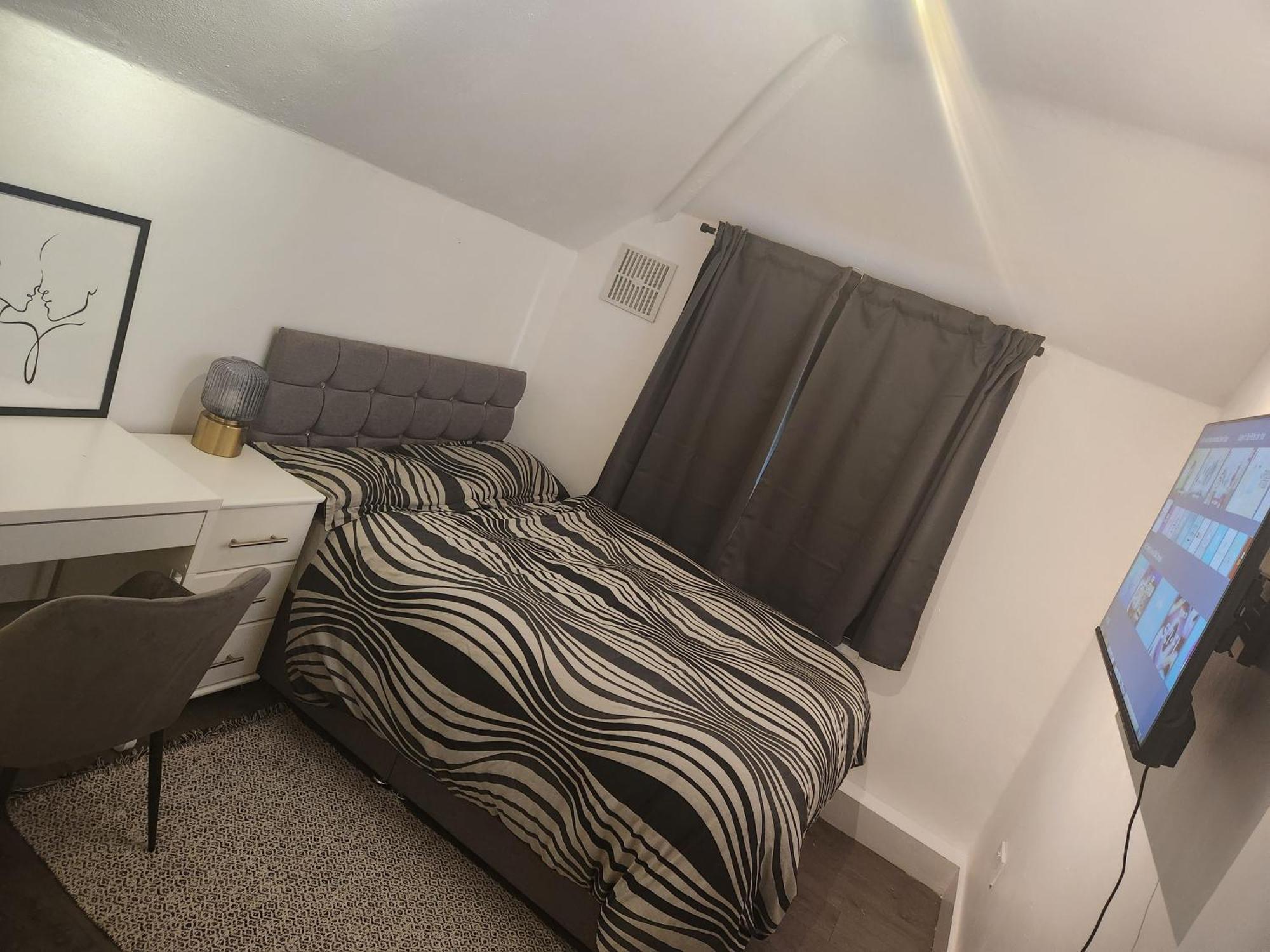 Appartamento Flat With Work Station, Monitor, Smart Tv & Netflix Londra Esterno foto