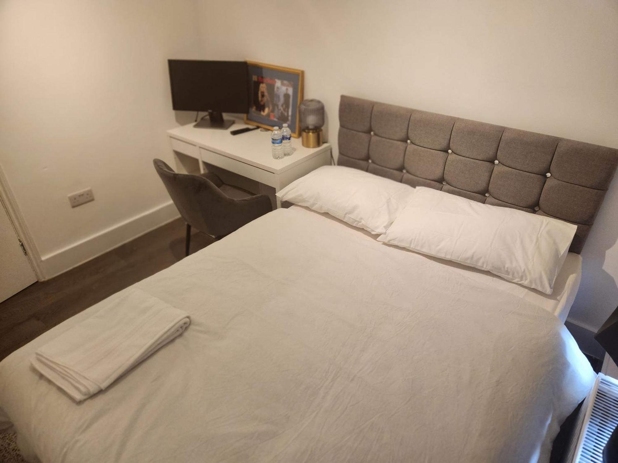 Appartamento Flat With Work Station, Monitor, Smart Tv & Netflix Londra Esterno foto