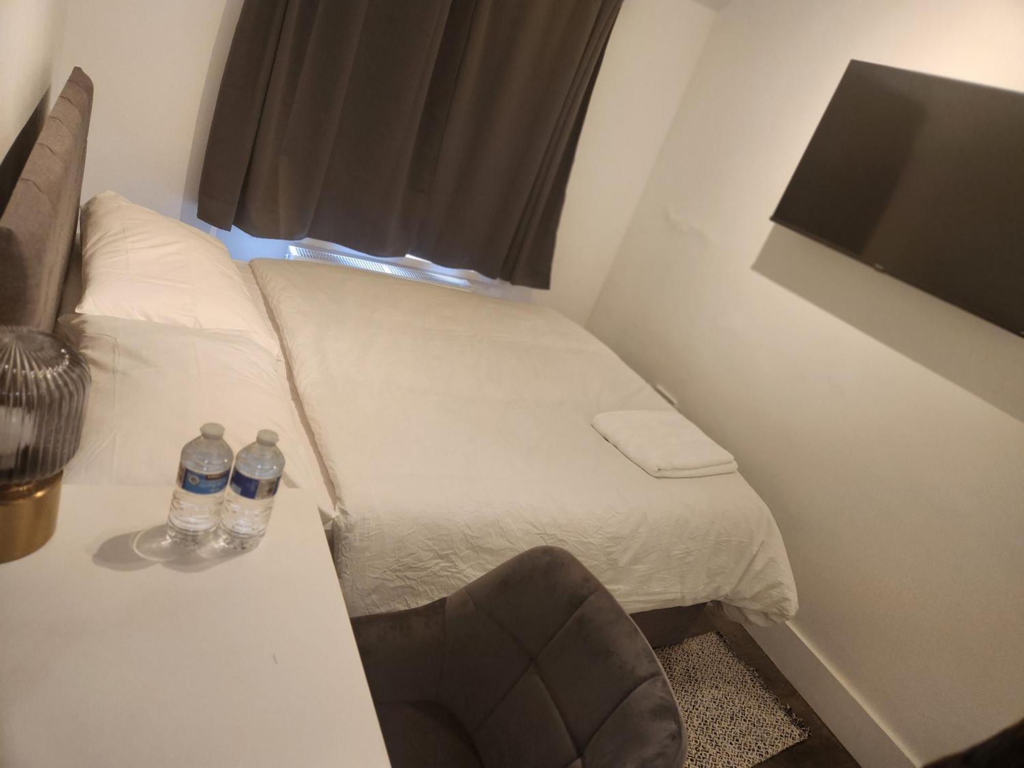 Appartamento Flat With Work Station, Monitor, Smart Tv & Netflix Londra Esterno foto