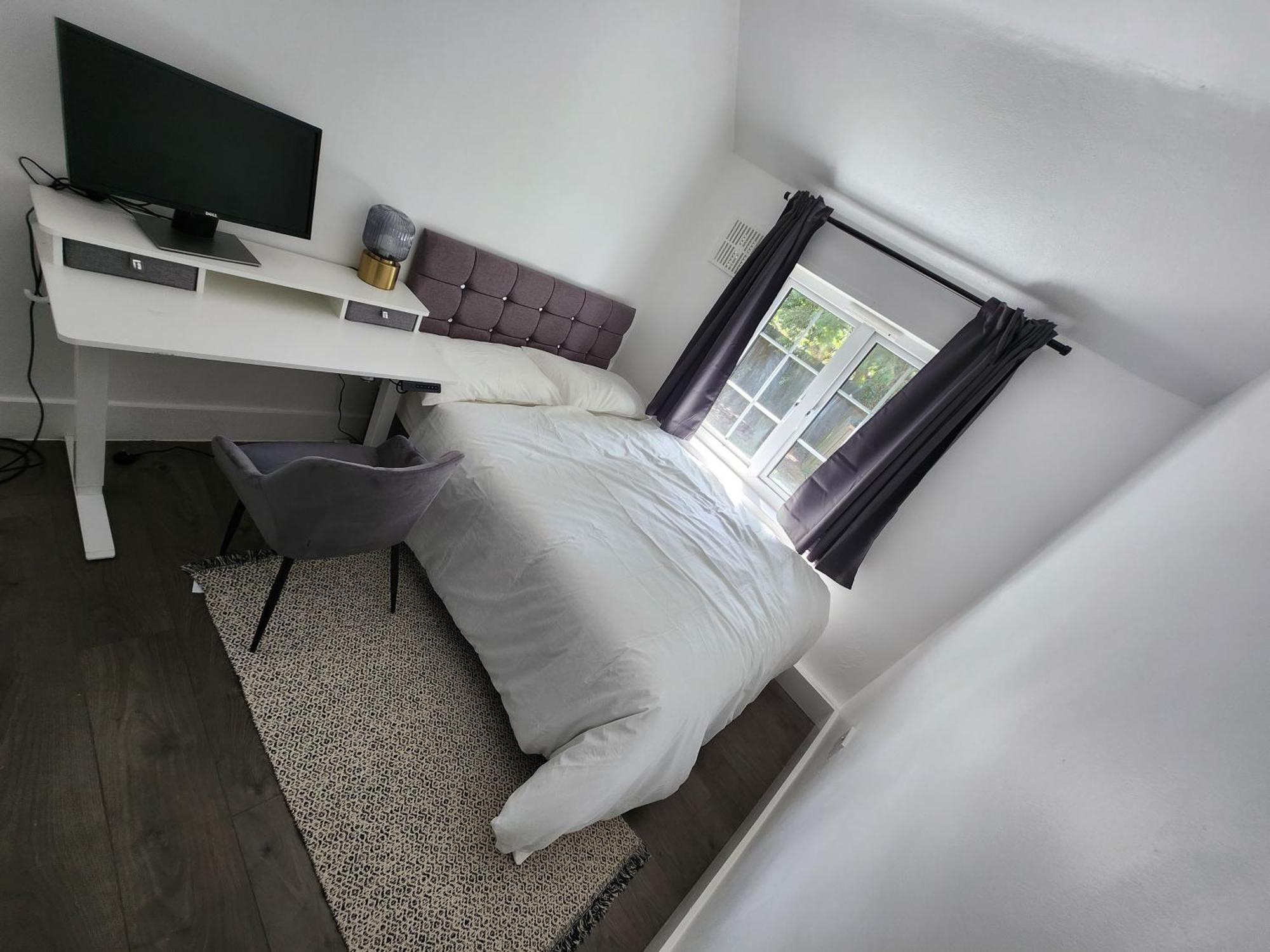 Appartamento Flat With Work Station, Monitor, Smart Tv & Netflix Londra Esterno foto
