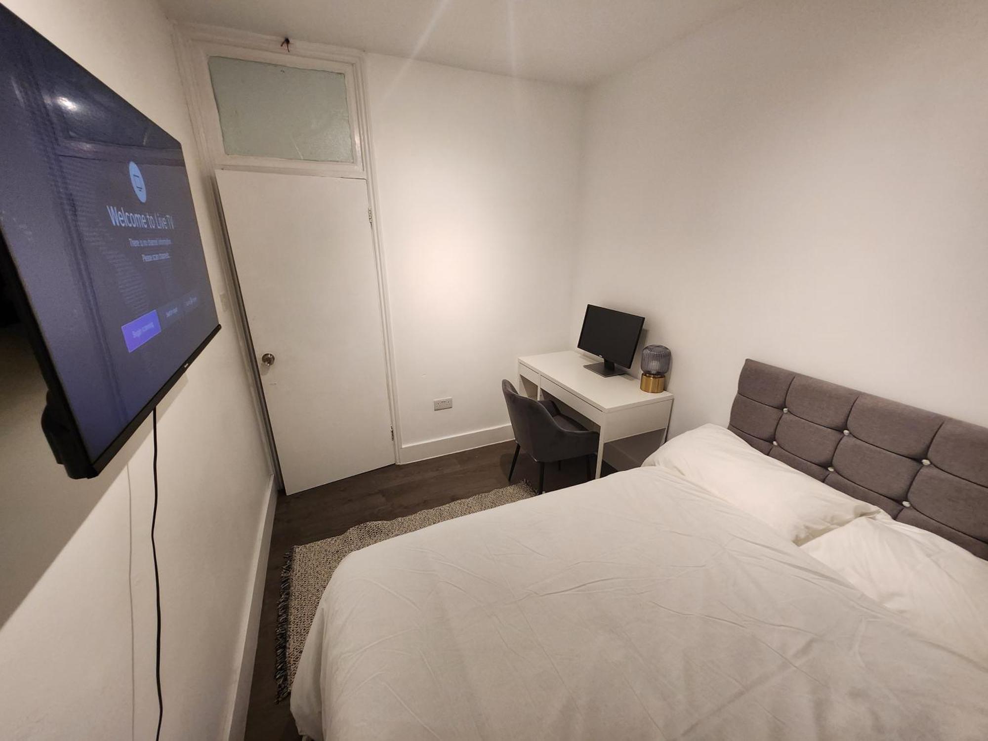 Appartamento Flat With Work Station, Monitor, Smart Tv & Netflix Londra Esterno foto