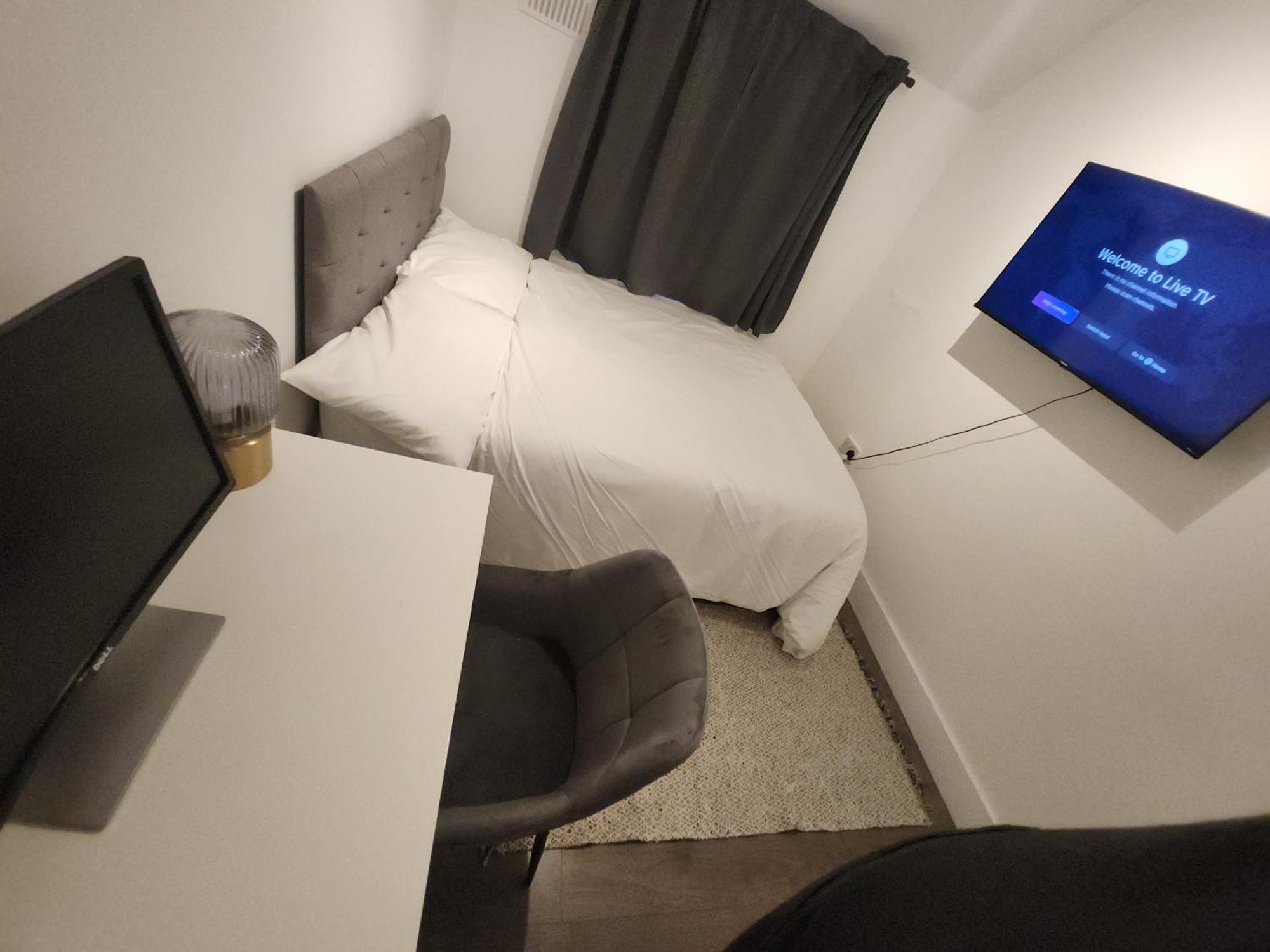 Appartamento Flat With Work Station, Monitor, Smart Tv & Netflix Londra Esterno foto