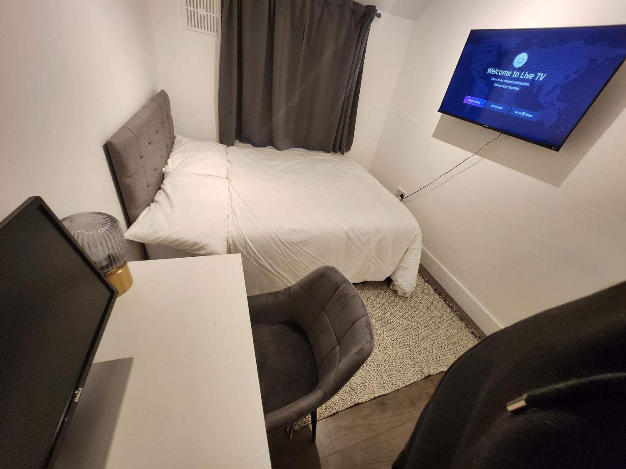 Appartamento Flat With Work Station, Monitor, Smart Tv & Netflix Londra Esterno foto