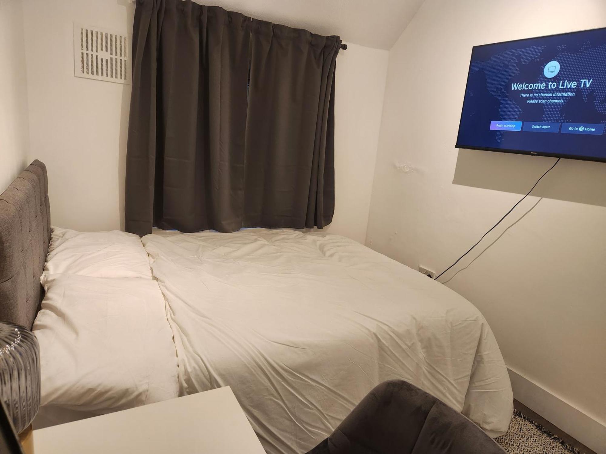 Appartamento Flat With Work Station, Monitor, Smart Tv & Netflix Londra Esterno foto