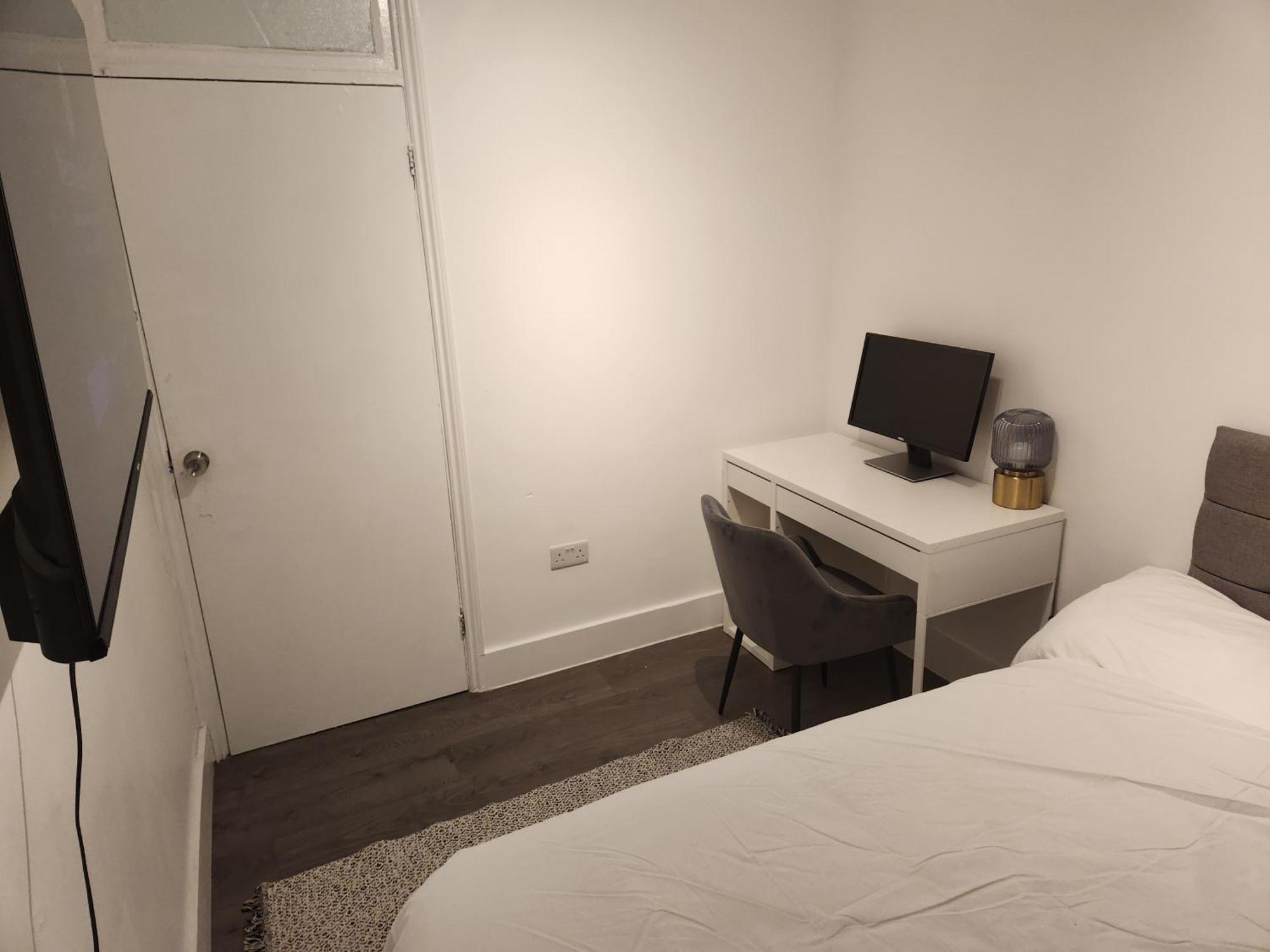 Appartamento Flat With Work Station, Monitor, Smart Tv & Netflix Londra Esterno foto