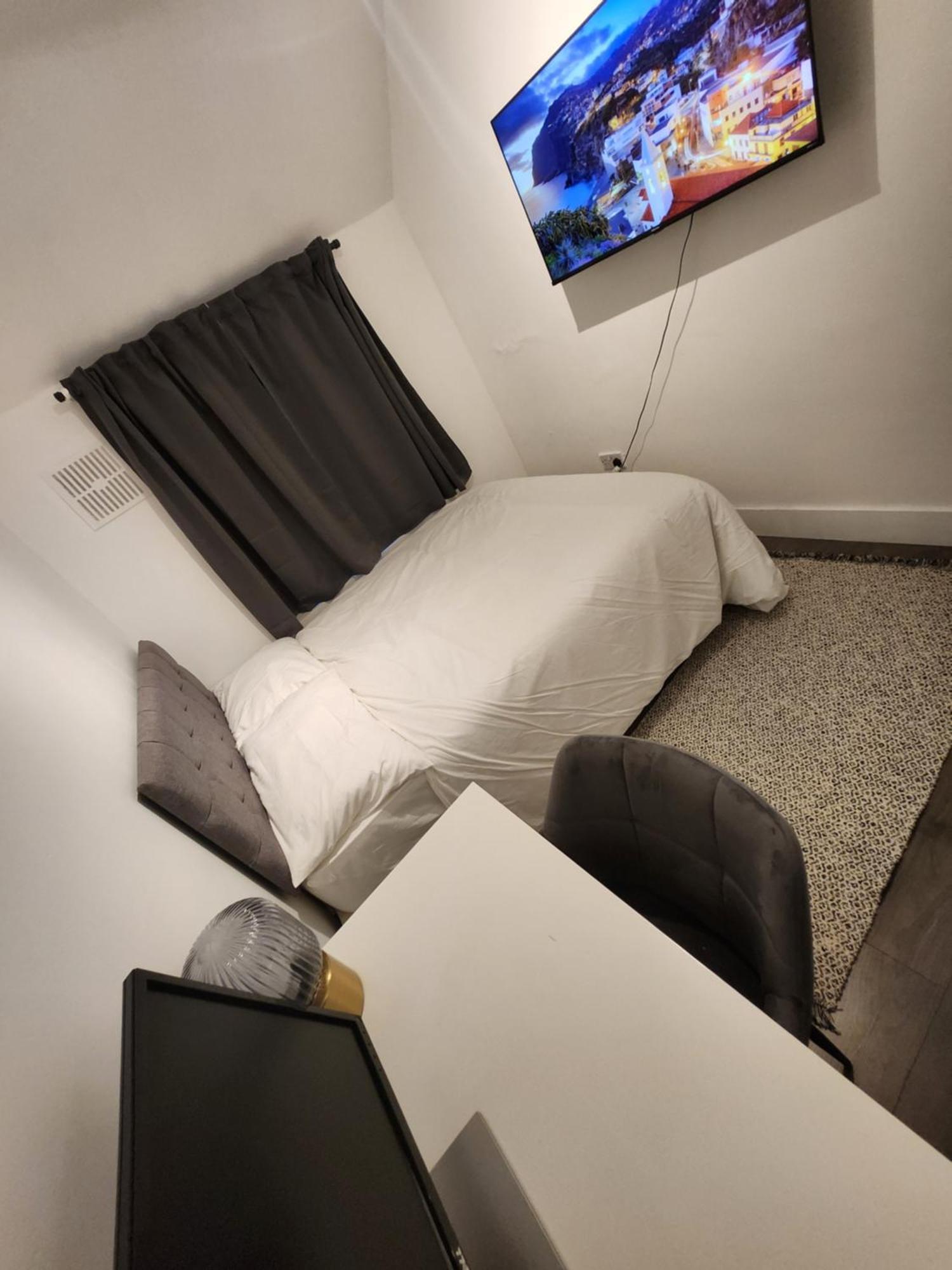 Appartamento Flat With Work Station, Monitor, Smart Tv & Netflix Londra Esterno foto