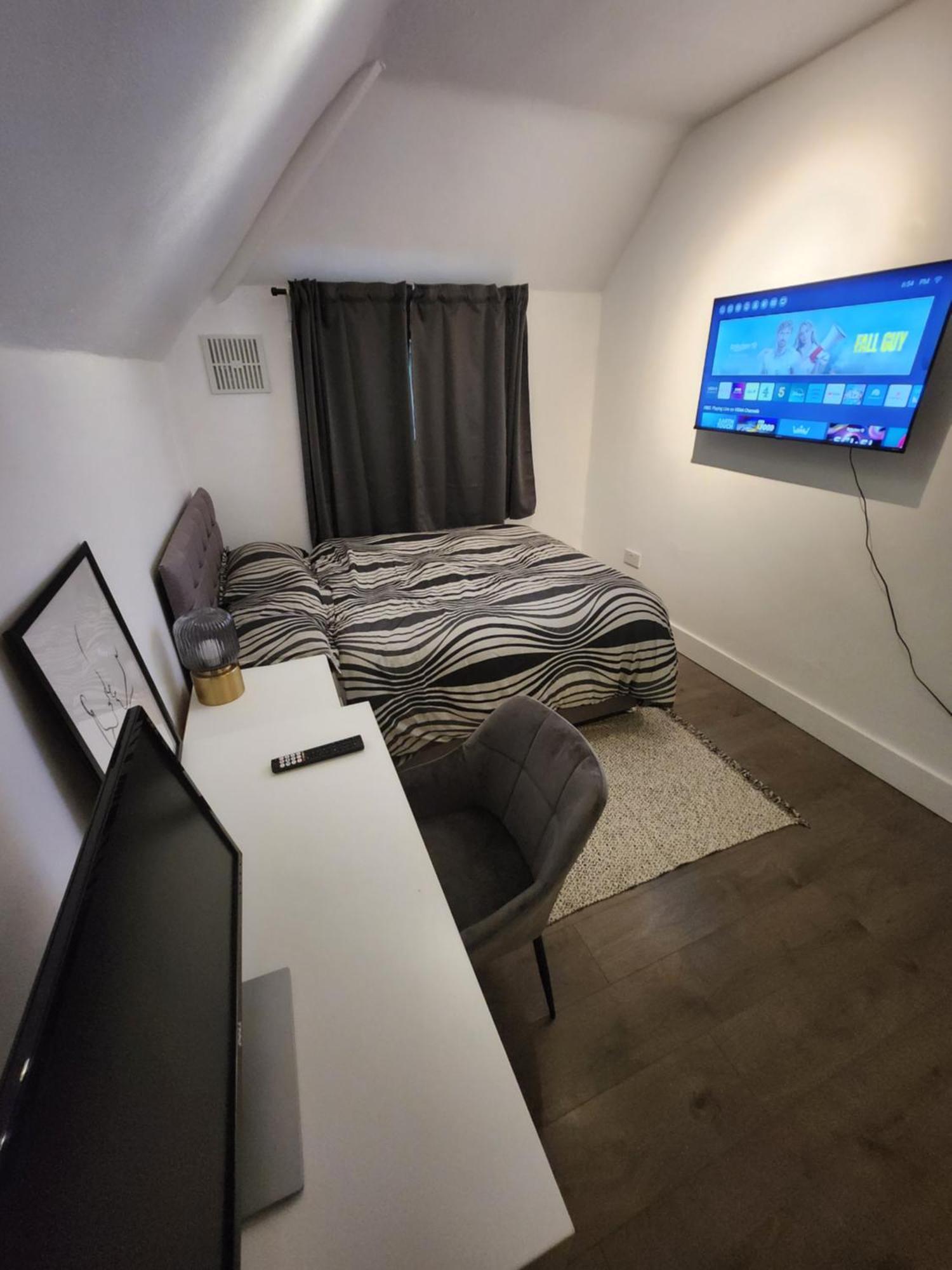 Appartamento Flat With Work Station, Monitor, Smart Tv & Netflix Londra Esterno foto