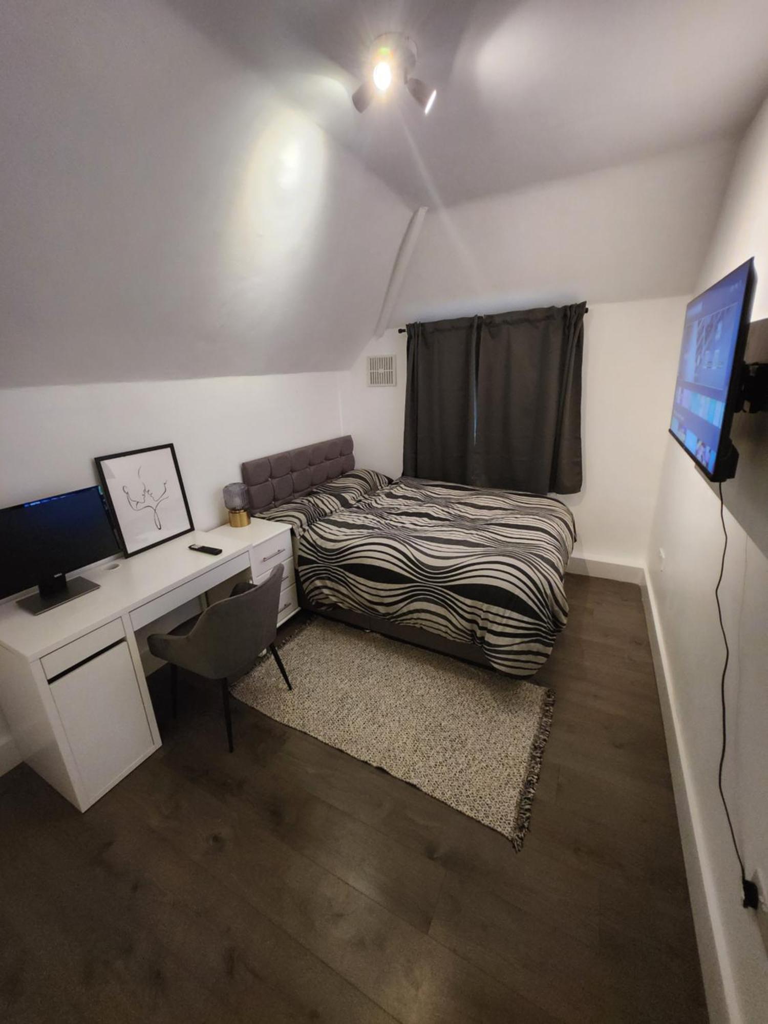 Appartamento Flat With Work Station, Monitor, Smart Tv & Netflix Londra Esterno foto