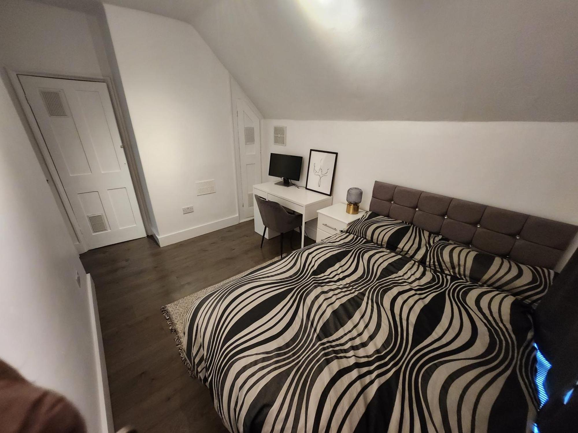 Appartamento Flat With Work Station, Monitor, Smart Tv & Netflix Londra Esterno foto