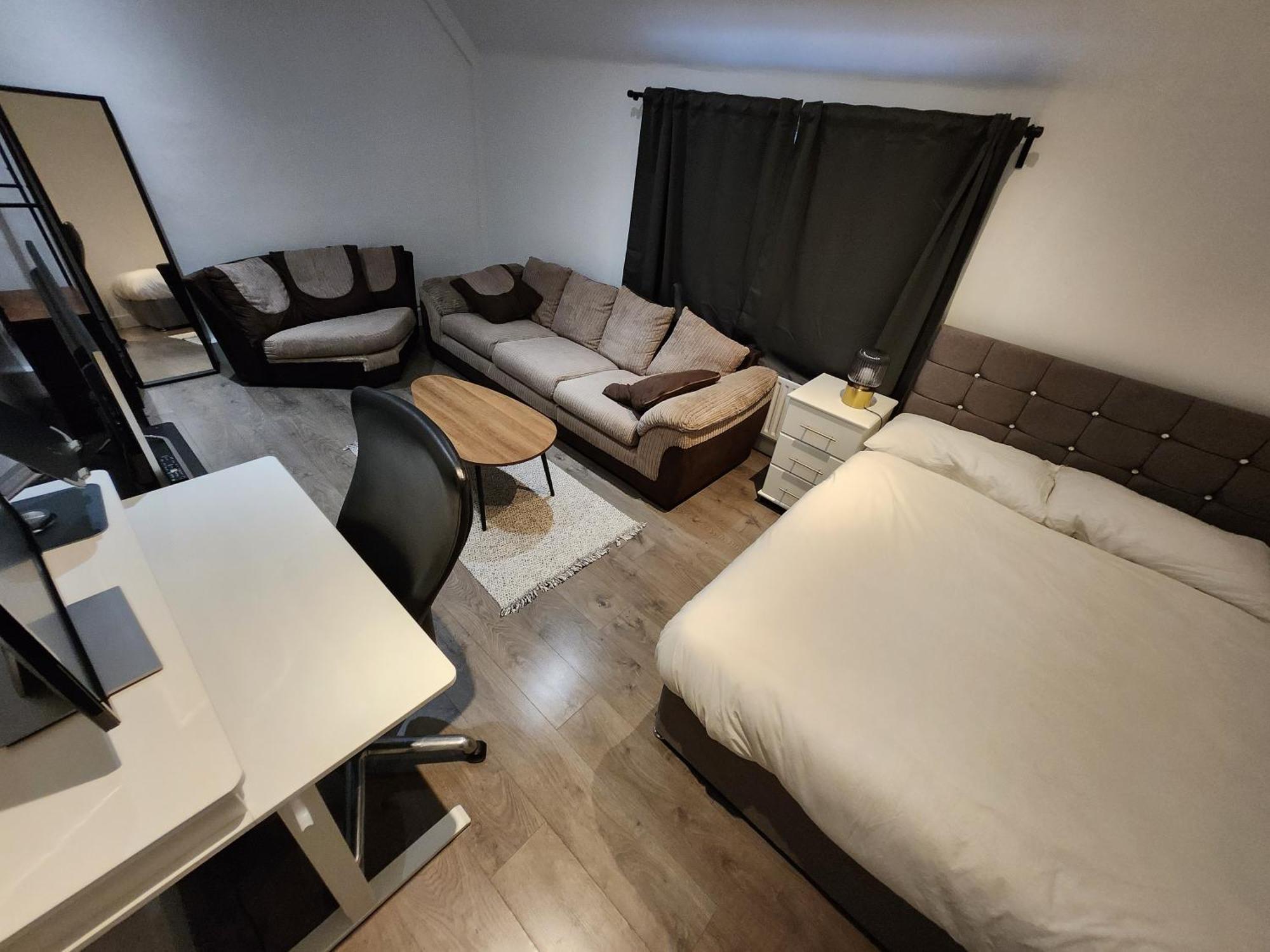 Appartamento Flat With Work Station, Monitor, Smart Tv & Netflix Londra Esterno foto